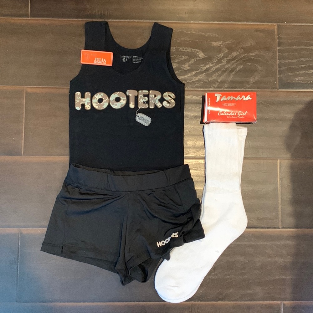 Hooters girl 🦉🖤
